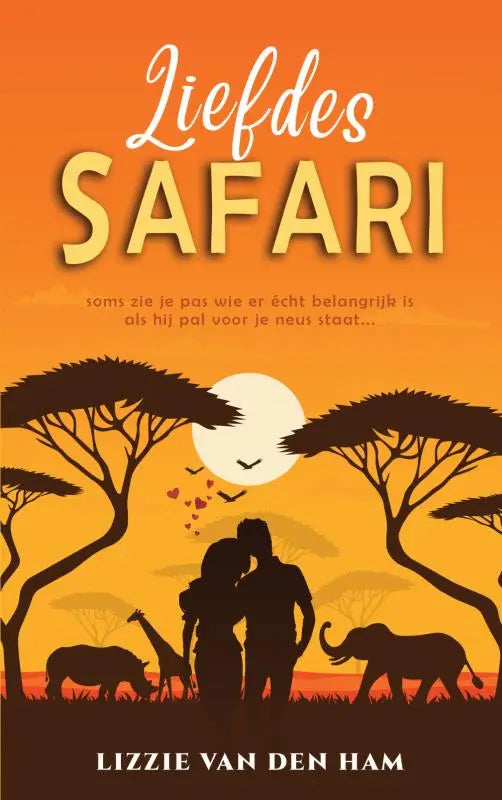 De boekcover van liefdessafari toont de titel in witte en geelgouden letters tegen een oranje zonsondergang met silhouetten van een koppel en wilde dieren
