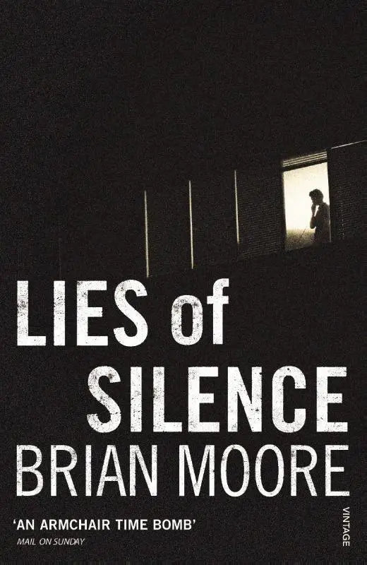 Zwarte book cover van lies of silence met witte distressed titel en silhouet bij verlicht raam door brian moore