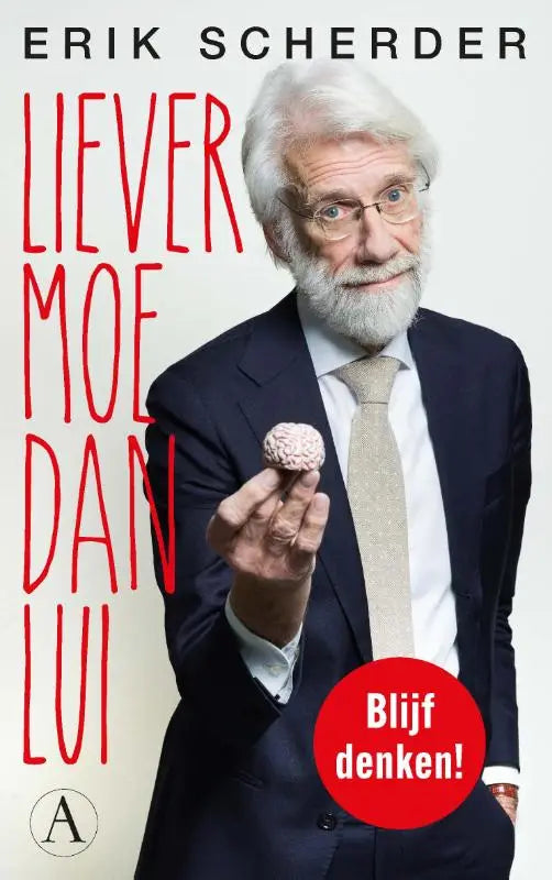 Een man in een donker pak met lichtgekleurde stropdas houdt een klein beige tekstuurachtig breinmodel vast blijf denken