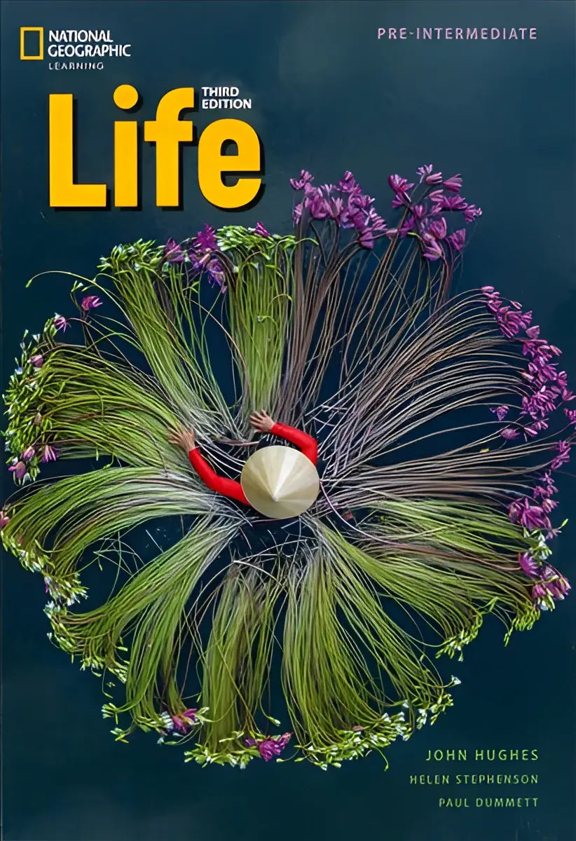 De omslag van het national geographic learning life pre-intermediate derde editie leerboek toont een persoon in rode mouwen en een conische hoed omringd door groene stelen en paarse bloemen