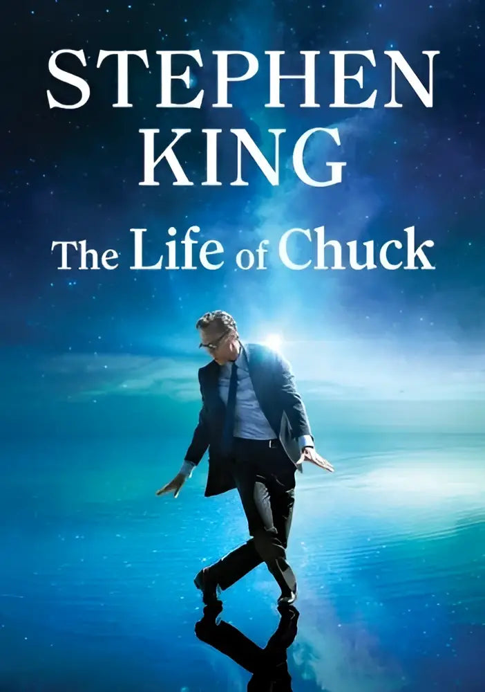 De levensroman life of chuck van stephen king toont een man in een donker pak wandelend door een blauw kosmisch tafereel
