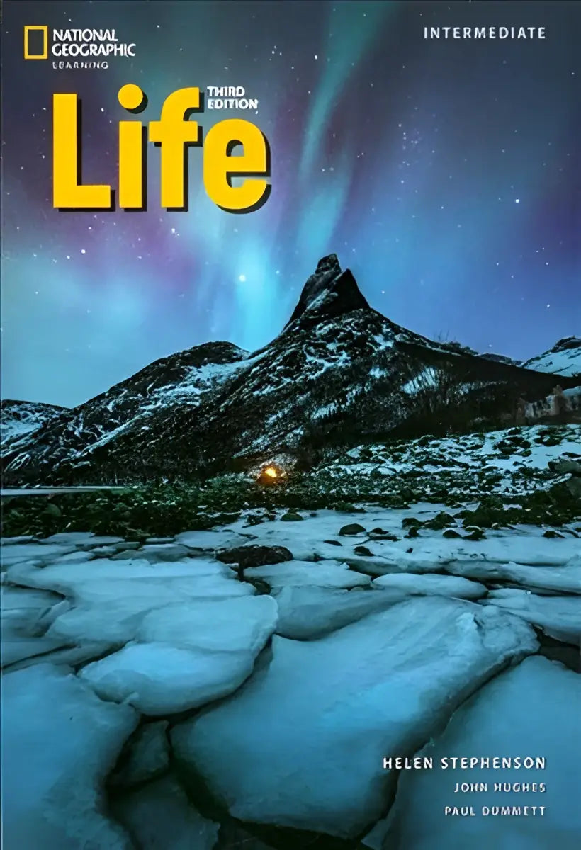 De cover van national geographic learning life intermediate third edition werkboek toont een noorderlicht boven besneeuwde bergen