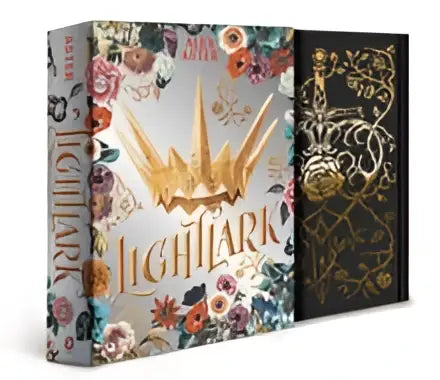 Hardcover editie van lightlark met een goudkleurig kroondesign en bloemenpatroon voor the centennial en the curses