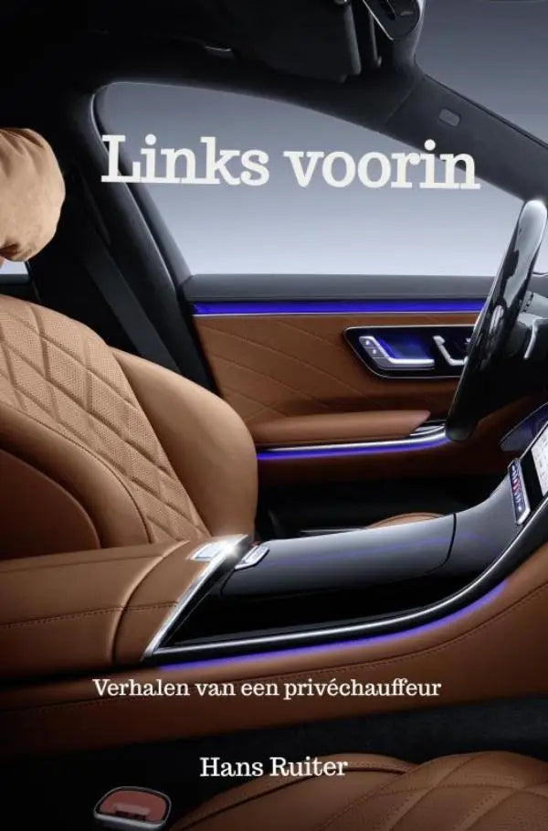 Interieur van een luxe auto met tan gewatteerde leren stoelen en zwarte accenten met ambient blauw licht in links voorin