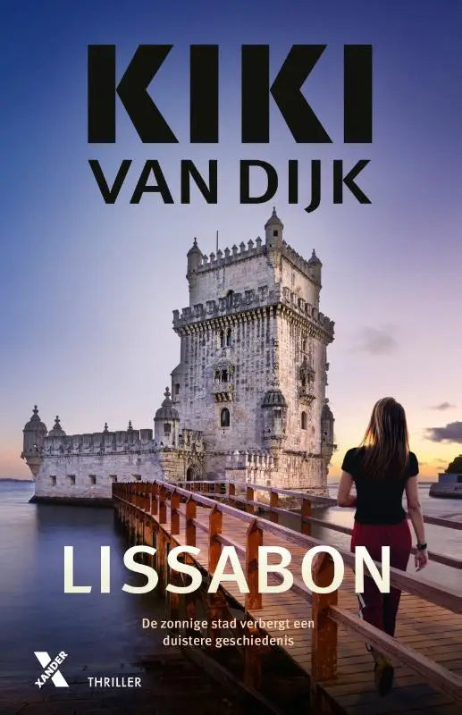 Het boek lissabon toont een vrouw in zwart en rood op een houten brug richting de historische witte toren van belém bij schemerlicht