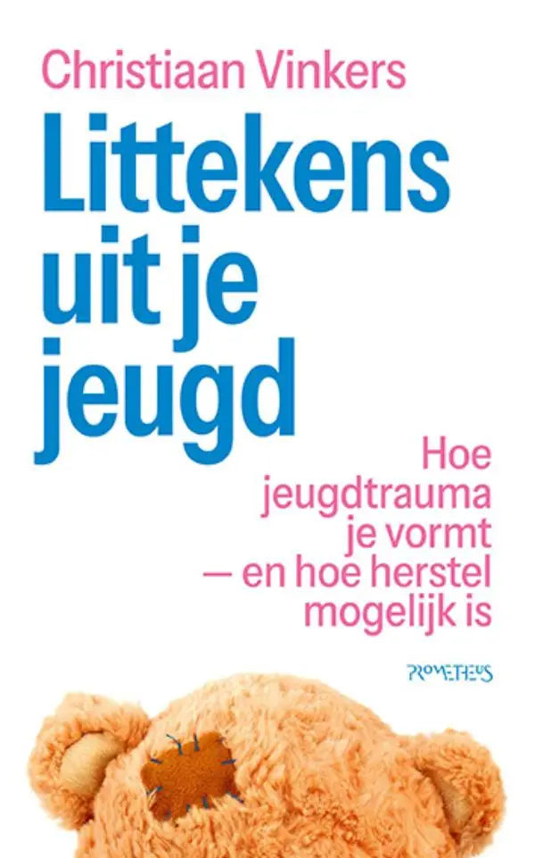 Een versleten tan pluchen teddybeer met een gestikte patch symboliseert littekens uit jeugdtrauma en herstel