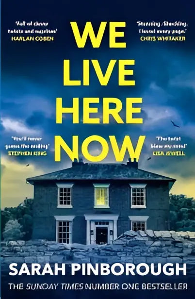 De boekcover toont een sensationele nieuwe thriller we live here now met gele letters en een huis onder onheilspellende lucht