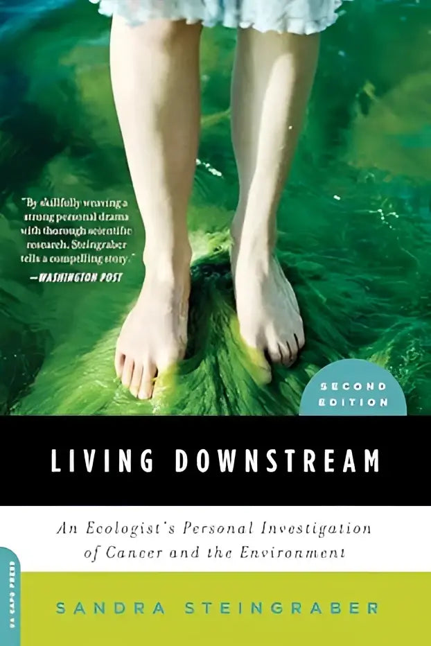 De boekcover van living downstream toont de titel in witte letters met ondertitel en auteur voor ecologische kankeronderzoek