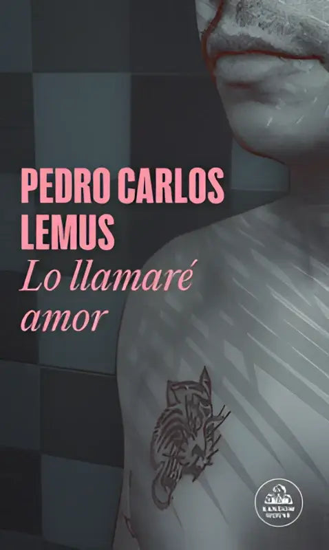 De boekcover van lo llamarã(c) amor toont een monochroom portret van een man met een gedetailleerde tatoeage tegen een geruit achtergrond