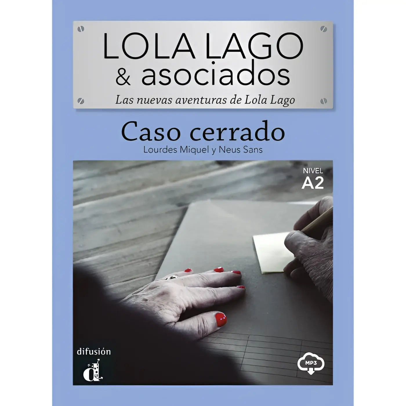 De cover van het spaans leerboek caso cerrado door lola lago & asociados met blauwe achtergrond en handen die schrijven