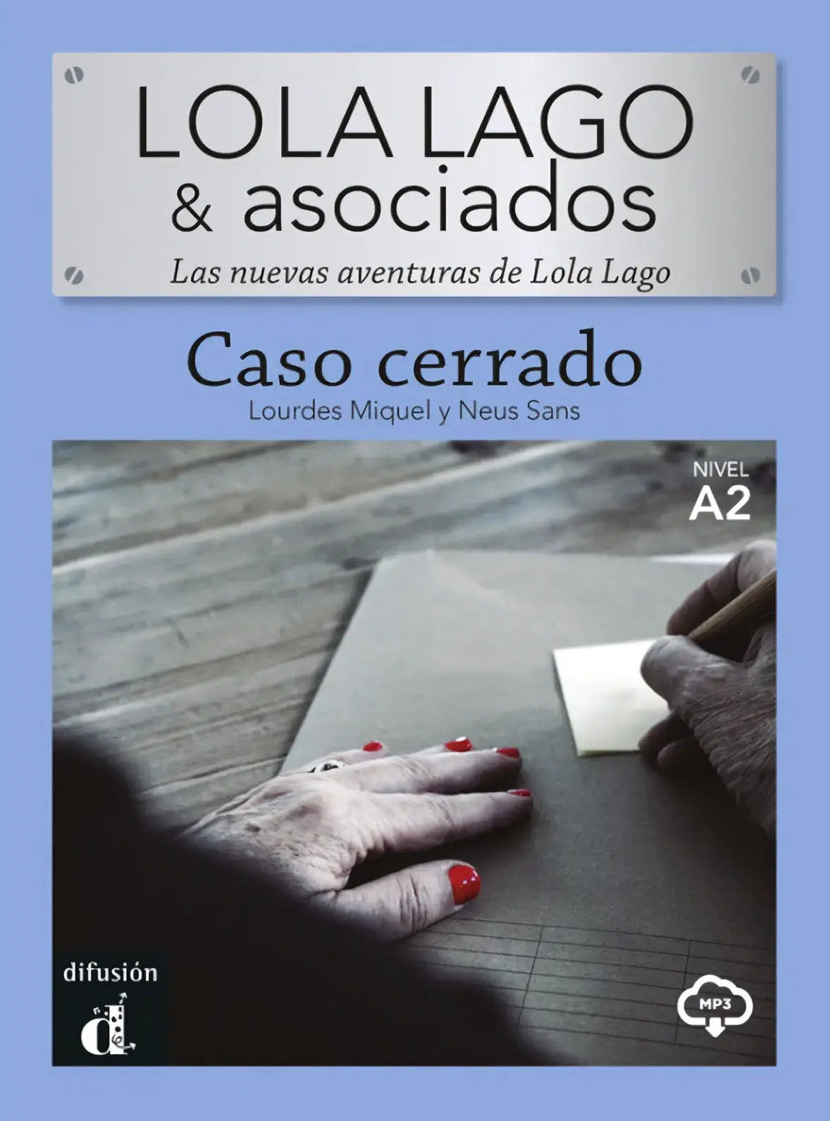 Cover van het spaans taal leerboek lola lago caso cerrado met zwartwit foto van handen met rode nagellak schrijven