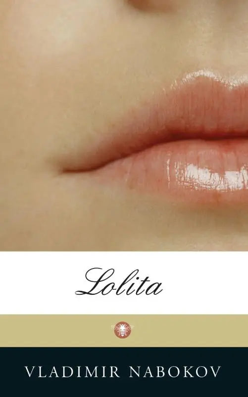 De boekcover van lolita door vladimir nabokov toont glossy perziktinten lippen op deze vertaalde literaire roman