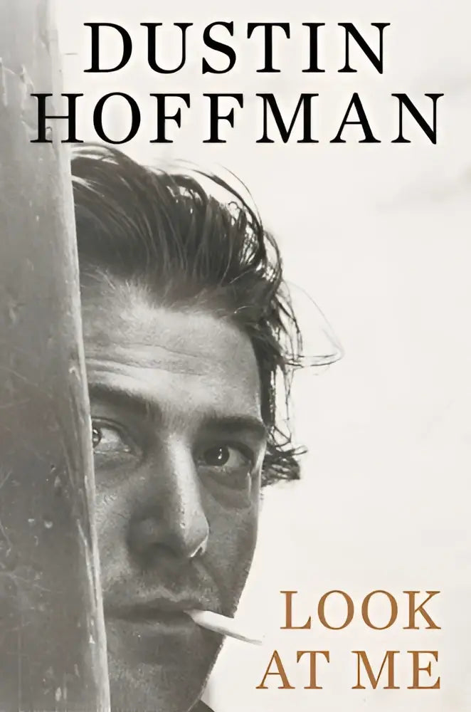Boekcover van look at me met zwart-wit portret van dustin hoffman met sigaret