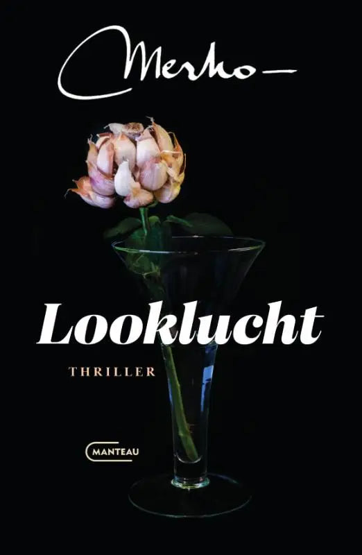 Een enkele verwelkte roze roos met delicate licht gekrulde blaadjes in een heldere glazen martiniglas vaas looklucht