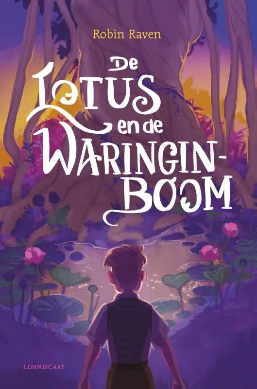 De boekcover van de lotus en de waringinboom toont een jonge jongen voor een grote boom met paarse en oranje tinten robin raven