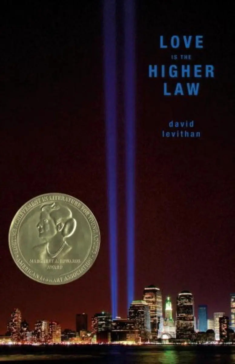De zilveren margaret a ketting uit love is the higher law symboliseert hoop en verlossing bij verlies en rouw