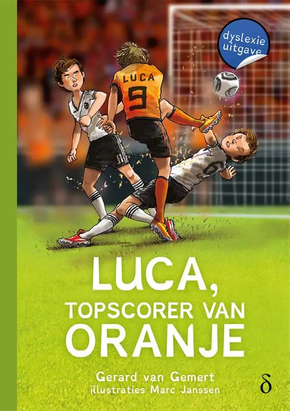 De cover van het kinderboek luca topscorer van oranje toont drie cartoonvoetballers in actie op een groene veldillustratie