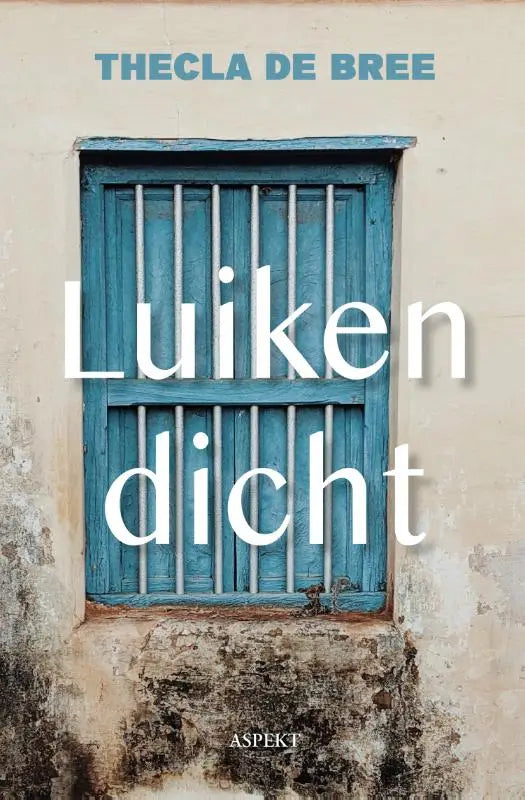 Luiken dicht met verweerd blauwe houten raam, verticale metalen staven in een textuurrijke offwhite muur