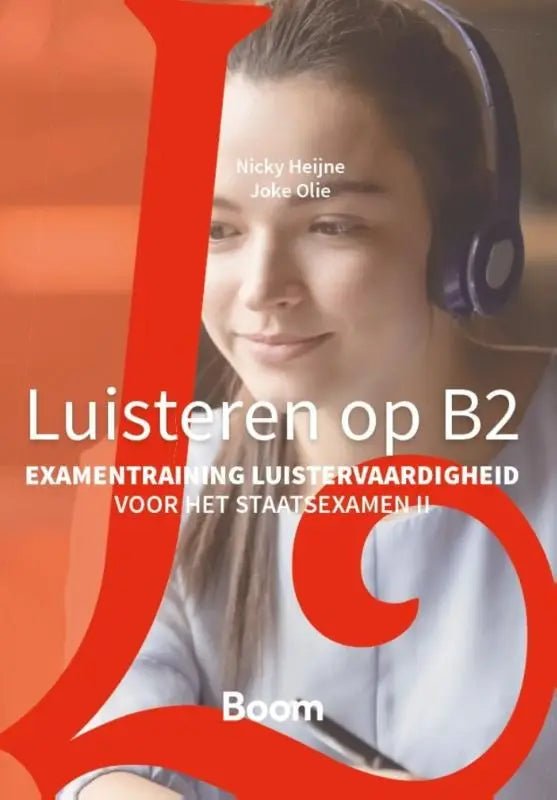 Een jonge vrouw met paarskleurige over-ear koptelefoon die zacht glimlacht tijdens examentraining luistervaardigheid