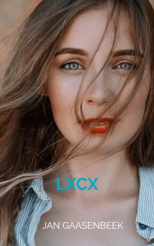 Vrouw met lang golvend bruin haar en opvallende blauwe ogen draagt een lichtblauw wit gestreept overhemd van lxcx
