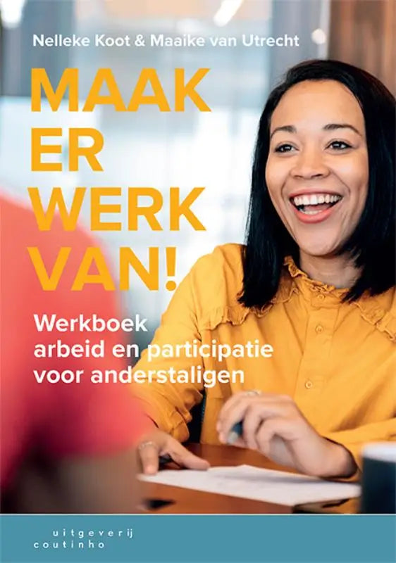 Vrouw in gele button-up blouse lacht voor het product maak er werk van gericht op betaald werk in de nederlandse samenleving