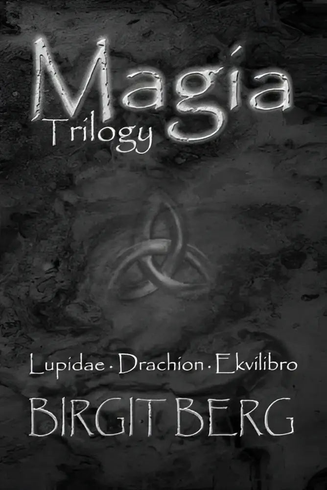 De magia trilogy omnibus boekomslag van birgit berg heeft een donkere achtergrond met zilverkleurige letters en een gegraveerd triquetra symbool