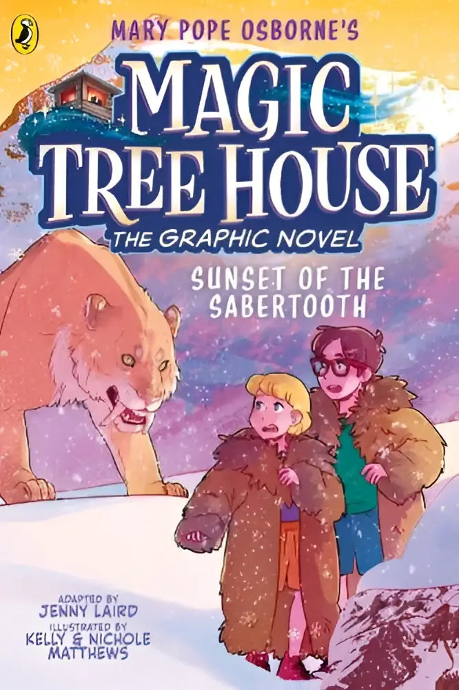 De omslag van magic tree house sunset of the sabertooth toont twee kinderen in bontjassen voor een grote sabeltandtijger in een besneeuwd landschap