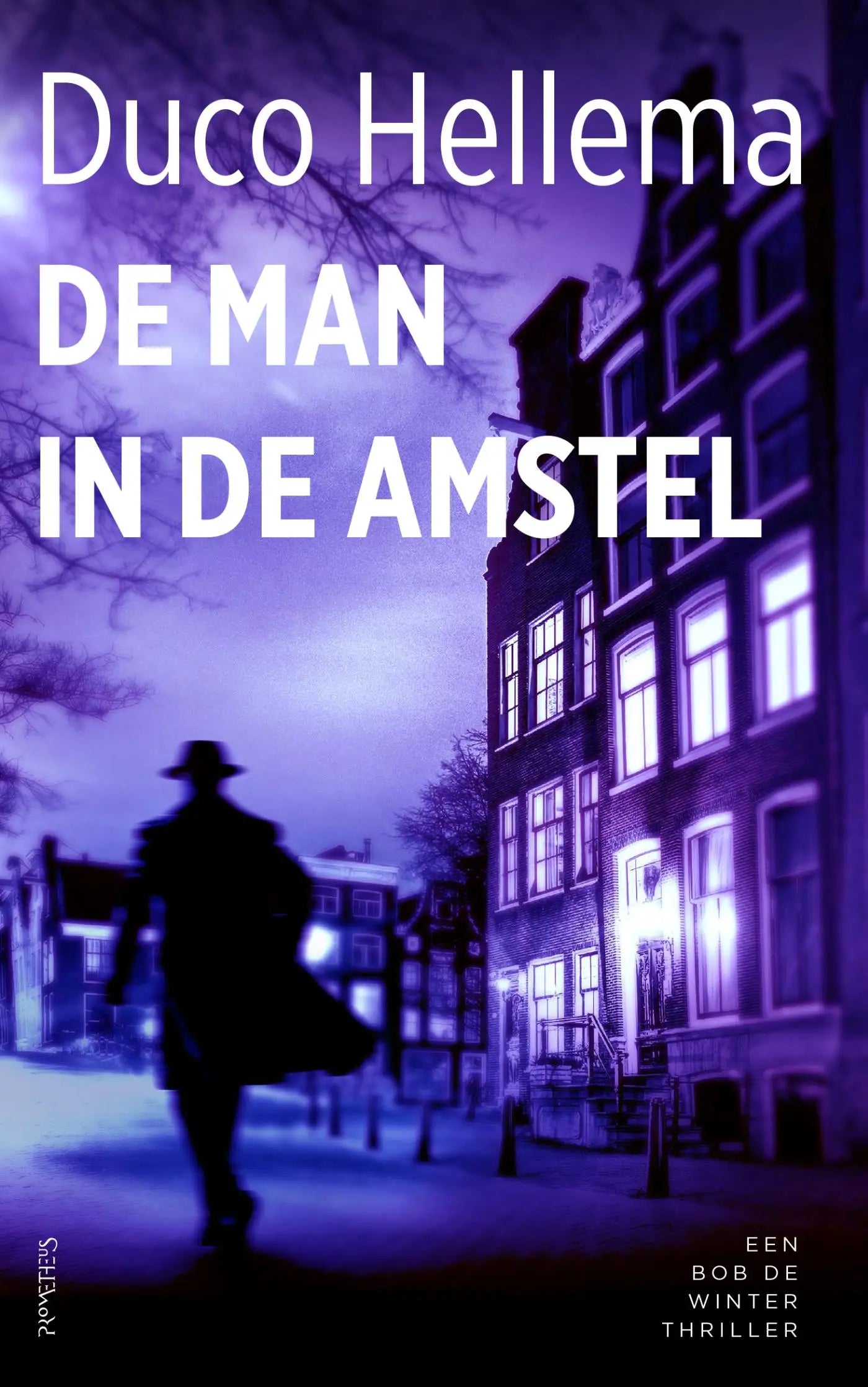 Paarsachtige boekomslag van de man in de amstel door duco hellema met een silhouet van een man in amsterdam bij nacht
