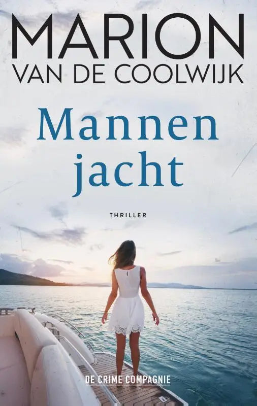 Vrouwelijk wit kanten jurk mannjenjacht gedragen op een bootdek bij zonsondergang