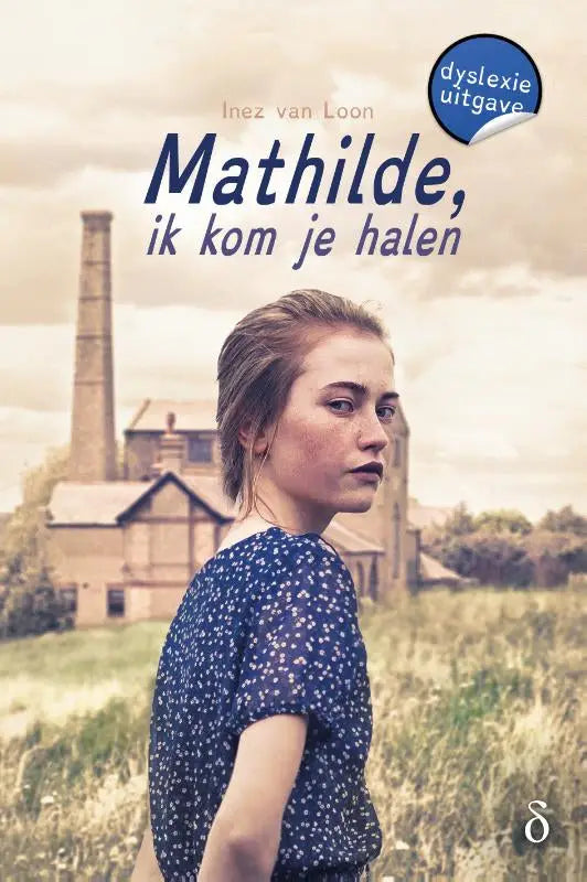 Blauwe jurk met bloemenpatroon mathilde ik kom je halen gedragen door jonge vrouw