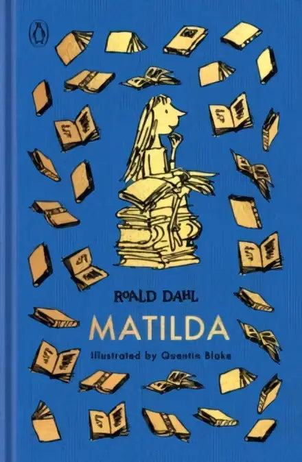 Blauwe harde kaft boek met gouden illustratie van matilda en zwevende boeken door quentin blake in roald dahl editie