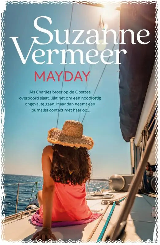 Een vrouw draagt een brede strohoed en een oranje jurk zittend op het dek van een zeilboot in mayday