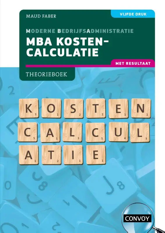 De cover van het mba kostencalculatie theorieboek van maud faber met houten scrabble letters en blauwe achtergrond door convoy uitgevers
