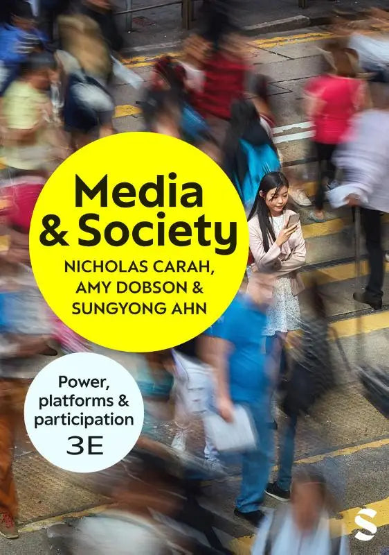 Gele ronde omslag van boek media and society druk 3 met zwarte tekst en vervaagde straatscène op achtergrond