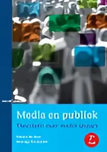 Media en publiek toont kleurrijke transparante plastic waterflessen met schroefdop en label van koninklijke boom uitgevers