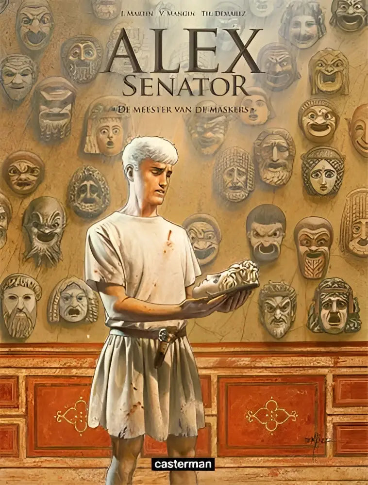 Een man in een wit tuniek en grijze rok houdt een masker vast voor een muur vol maskers in De meester van de maskers