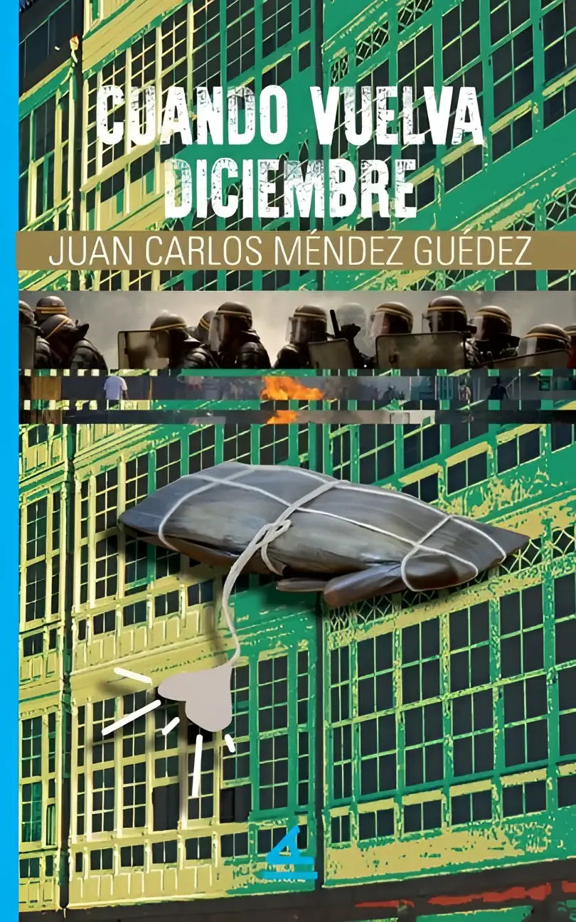 De boekcover van méndez guédez cuando vuelva diciembre toont een donkergrijs ingepakt object vastgebonden met witte touwen voor een groen-gele gebouwachtergrond