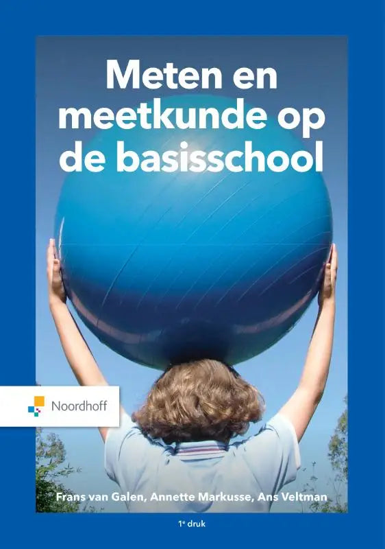 Kind houdt blauwe opblaasbare oefenbal vast bij meten en meetkunde op de basisschool van annette markusse en ans veltman