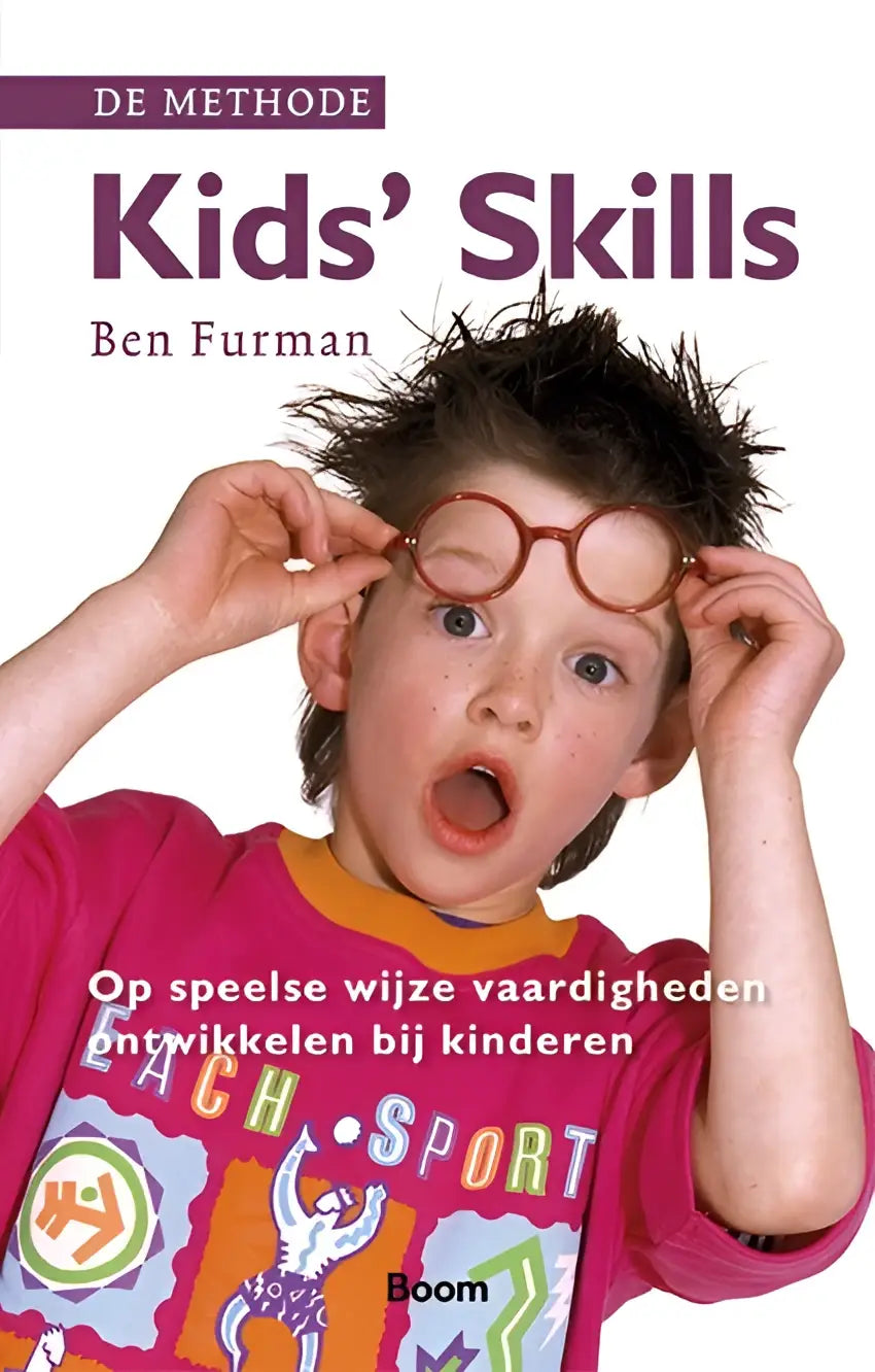 Een jonge jongen draagt een felroze lange mouw shirt met kleurrijke cartoon graphics voor methode kids skills