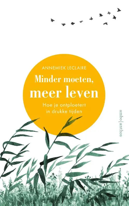 Gele ronde boekomslag met witte tekst en groene aquarel bladeren voor minder moeten meer leven over drukke tijden