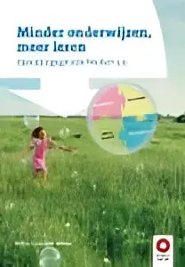 Cirkelvormige lichtblauwe en witte bazalt groep educatieve stickers met nederlandse tekst minder onderwijzen meer leren