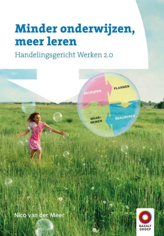 Een levendige roze jurk met speels patroon gedragen door een meisje rennend door hoog groen gras minder onderwijzen meer leren educatieve uitgaven