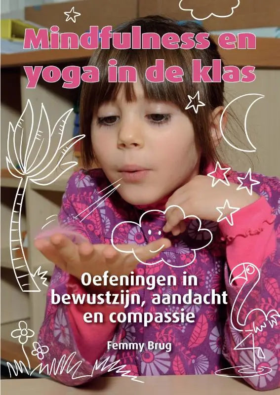 Een kind draagt een paarsroze top met bloemen en vogels voor mindfulness en yoga in de klas oefeningen