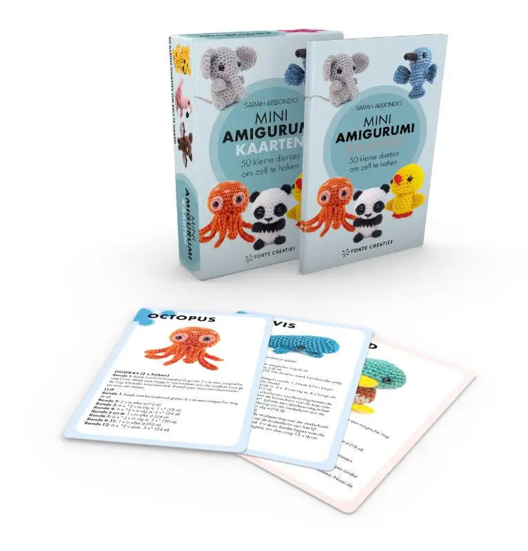 Mini amigurumi kaarten boek met kleurrijke gehaakte dierenillustraties en bijpassende instructiekaarten verspreid ervoor