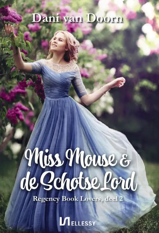 Vrouw in een blauwe jurk met kanten details tussen paarse bloemen bij miss mouse en de schotse lord voor regency book lovers