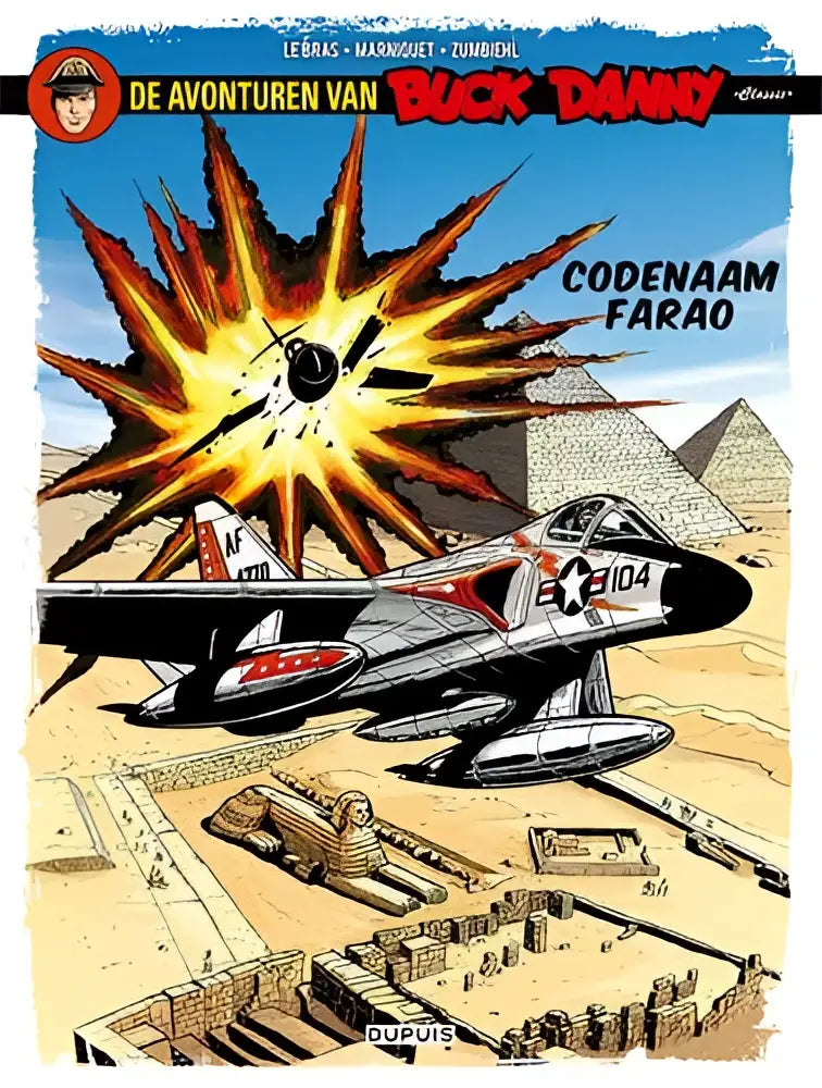 Een zwarte en zilveren missie farao vechtvliegtuig met rode accenten gemarkeerd f-104 vliegt boven oude Egyptische ruïnes