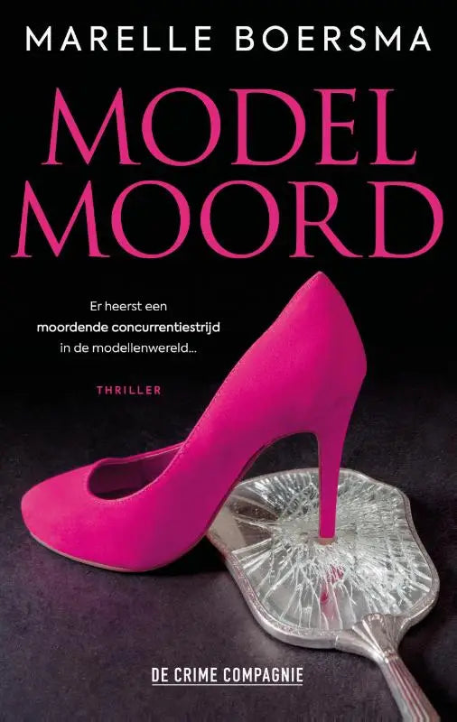 Modelmoord roze suède pumps met spitse neus en slanke hak op gebroken spiegel geplaatst