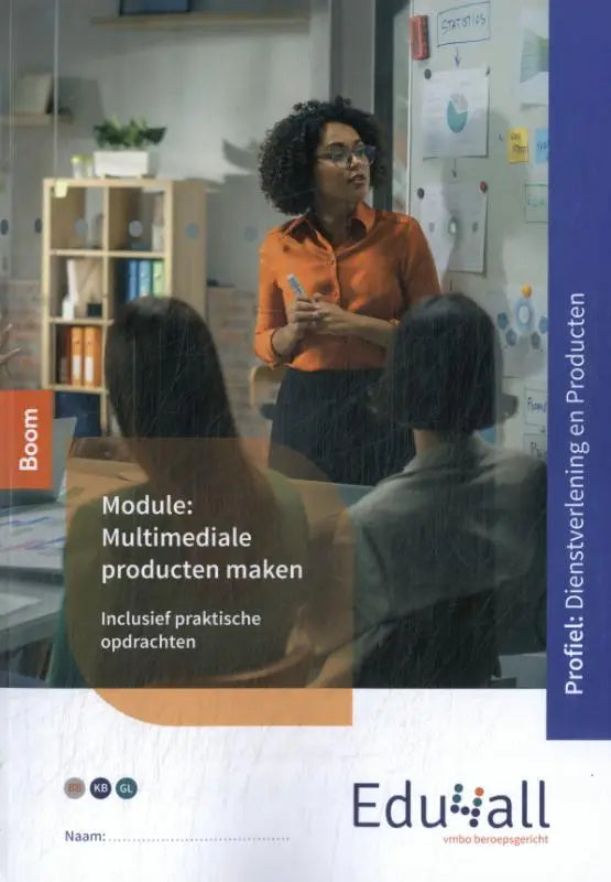 Vrouw met krullend haar en bril draagt een oranje blouse in de module multimediale producten maken