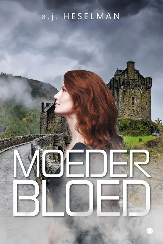 De boekomslag van Moederbloed toont een vrouw met rood haar voor een oud stenen kasteel onder stormachtige lucht