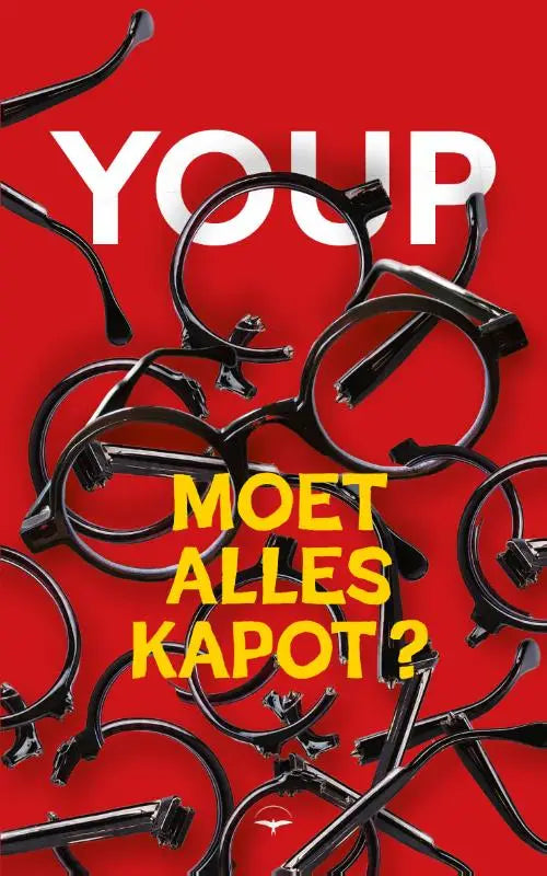 Zwarte plastic brillenframes verspreid op een rode achtergrond bij het product moet alles kapot van youp van t hek